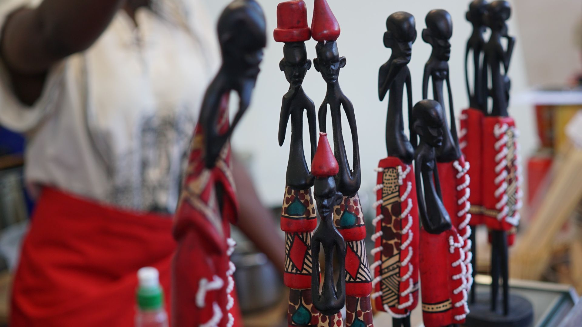 Figurki afrykańskie jako prezent – komu i na jaką okazję je wręczać?